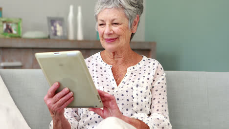 Senior-woman-using-tablet