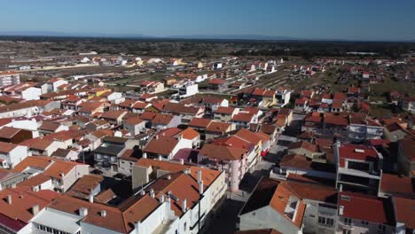 Sobrevuelo-Aéreo-Pueblo-De-Praia-De-Mira-Con-Tejados-Rojos-Durante-El-Día-Soleado-Con-Cielo-Azul-En-Portugal,-Europa