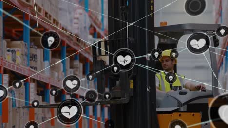 animación de una red de iconos digitales sobre un trabajador caucásico que opera una carretilla elevadora en un almacén