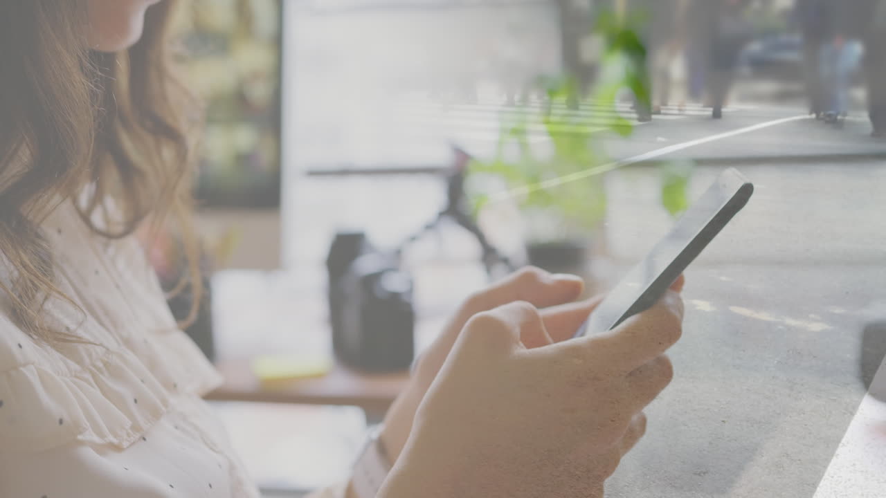 걸어다니는 사람들과 도시 풍경 위에 스마트폰을 사용하는 백인 사업가의 애니메이션