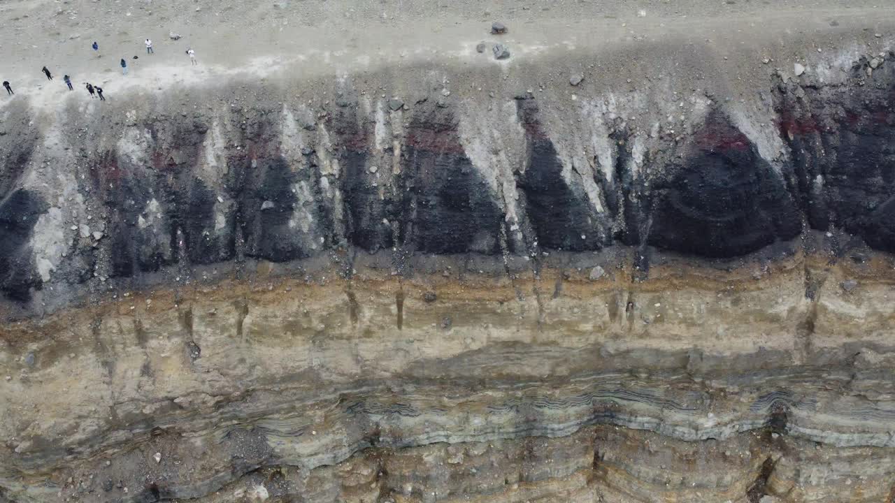 над облаками на вулкане санта-ана в эль-сальвадоре с помощью дрона