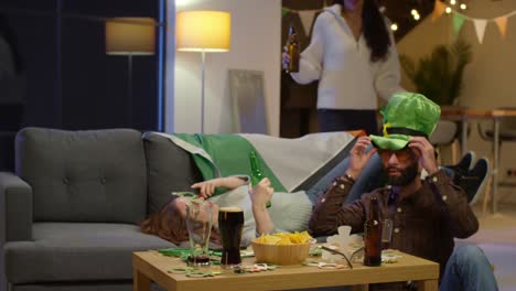 Eine-Gruppe-Von-Freunden-Zu-Hause-Oder-In-Der-Bar-Verkleidet-Sich,-Feiert-Auf-Der-St.-Patrick&#39;s-Day-Party,-Trinkt-Alkohol-Und-Hat-Spaß-Beim-Tanzen