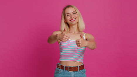 la mujer caucásica levanta el pulgar, está de acuerdo, da una respuesta positiva, recomienda el anuncio, le gusta, buena idea.