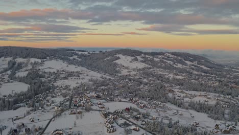 Vista-Aérea-Panorámica-Ciudad-De-La-Estación-De-Esquí-De-Zakopane-En-Las-Montañas-Tatra-Durante-El-Invierno-En-El-Sur-De-Polonia