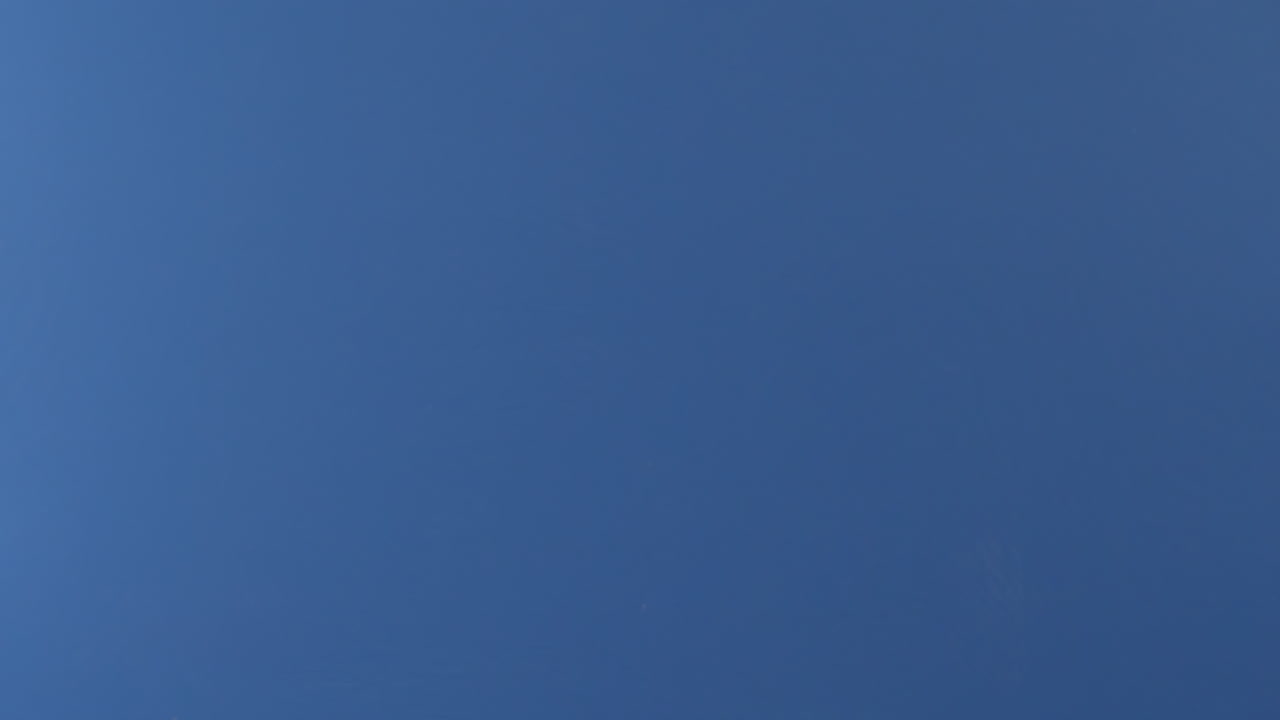 se ve una porción de pizza girando en el aire frente a una pantalla azul.