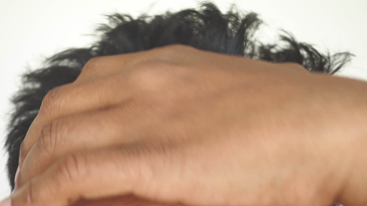 남자의 검은 머리카락의 클로즈업