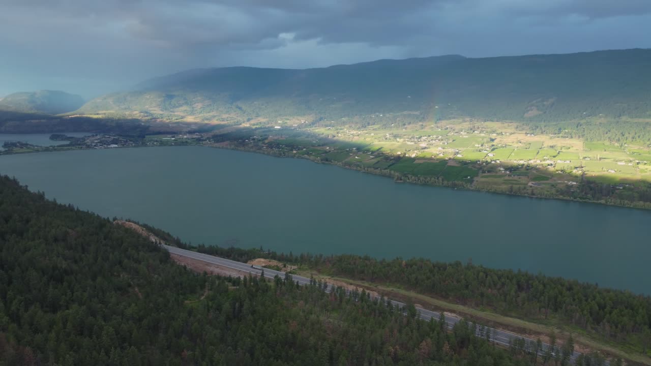고속도로 97, 북, 오야마, 우드 레이크, 칼라말카 레이크 | 레이크 컨트리, 내부 브리티시 컬럼비아, 캐나다 | 오카나간 풍경 | 경치 좋은 풍경 | 파노라마 풍경 | 트럭 운송