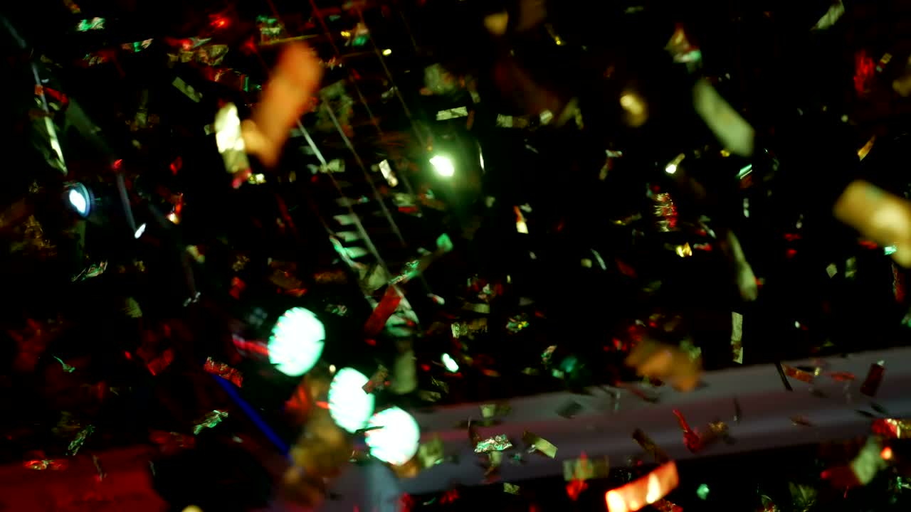 le luci della festa brillano in più colori