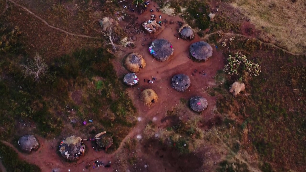 Splendida vista aerea di un piccolo villaggio con capanne di fango nella campagna nigeriana.