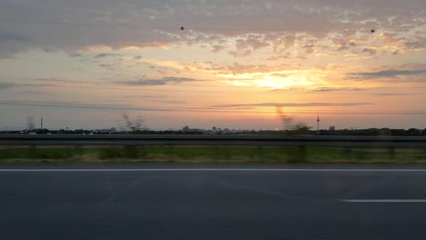 Fahren-Auf-Der-Deutschen-Autobahn-Während-Des-Sonnenuntergangs