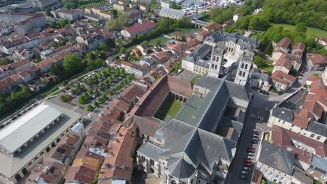 volando sobre la catedral de verdun, una iglesia católica romana en lorraine, francia.