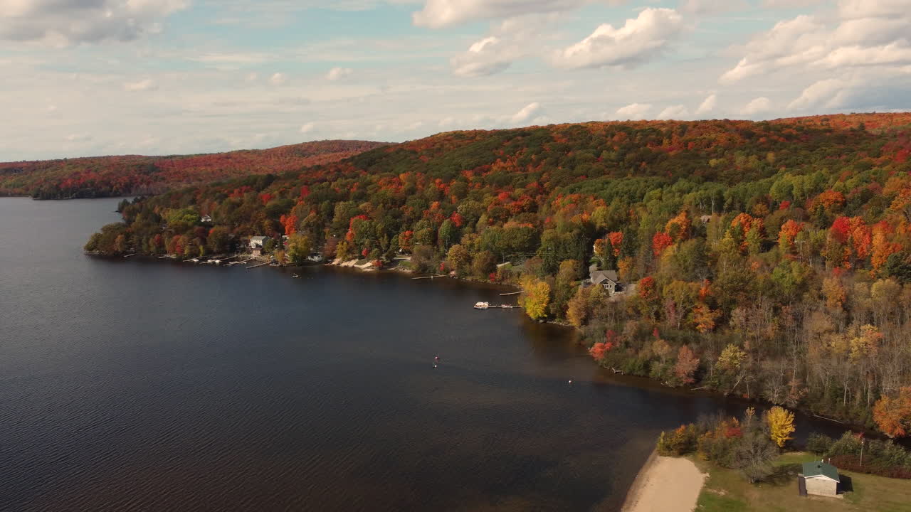 vista aérea del gran lago con los colores del bosque otoñal del parque provincial algonquin