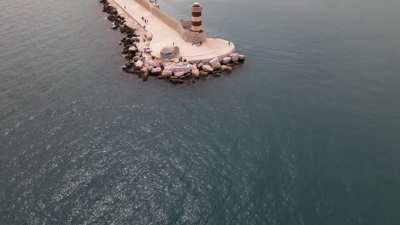 drone aéreo inclinado hacia arriba revelando hermosos monopoli desde un faro