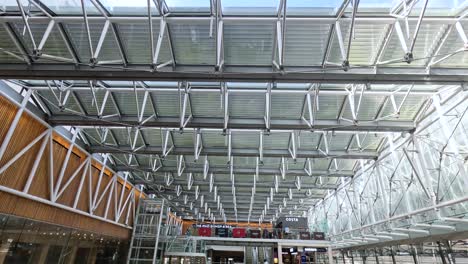 crowded paddington station with travelers and shops