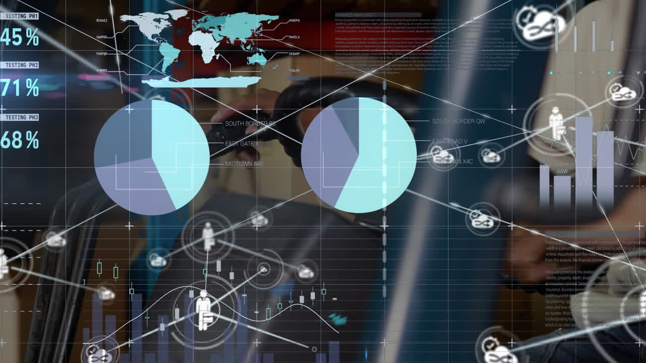 animación del procesamiento de datos y la red de iconos sobre un trabajador masculino que opera una carretilla elevadora en un almacén