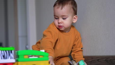 bebé jugando con juguetes