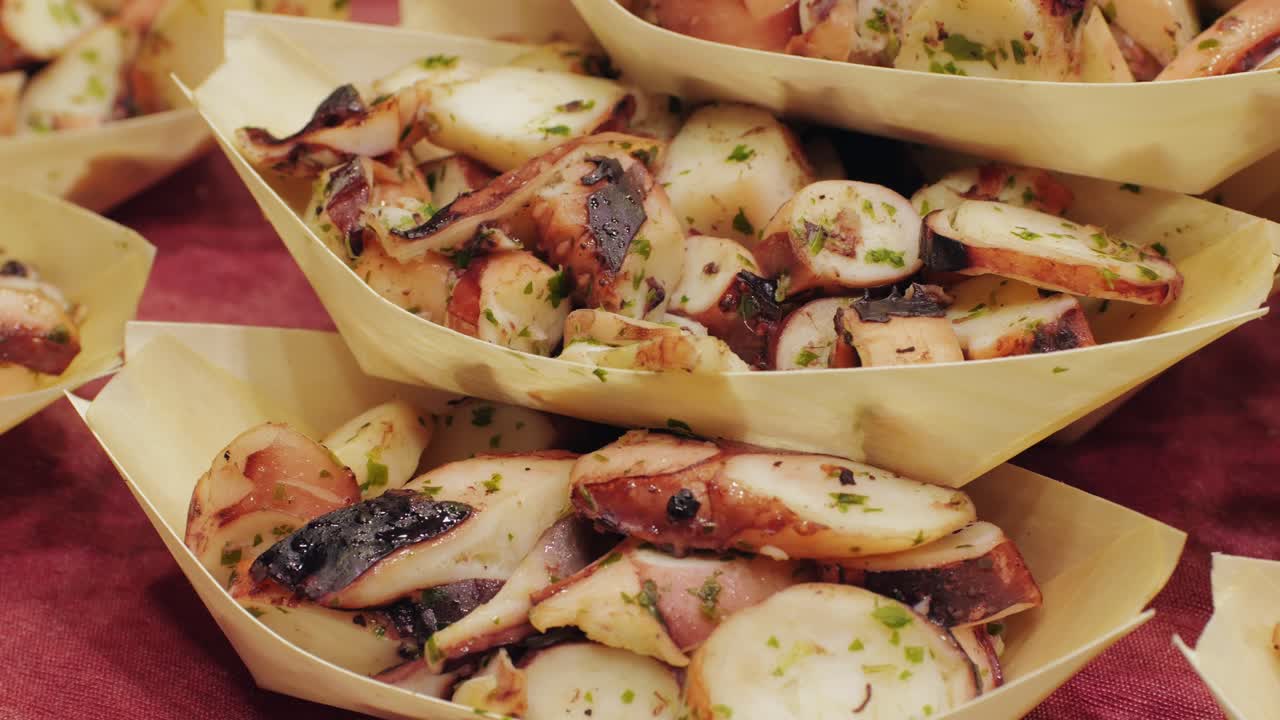 Appetizing seafood servings in bamboo boats, perfect for catering events and gourmet culinary presentations.