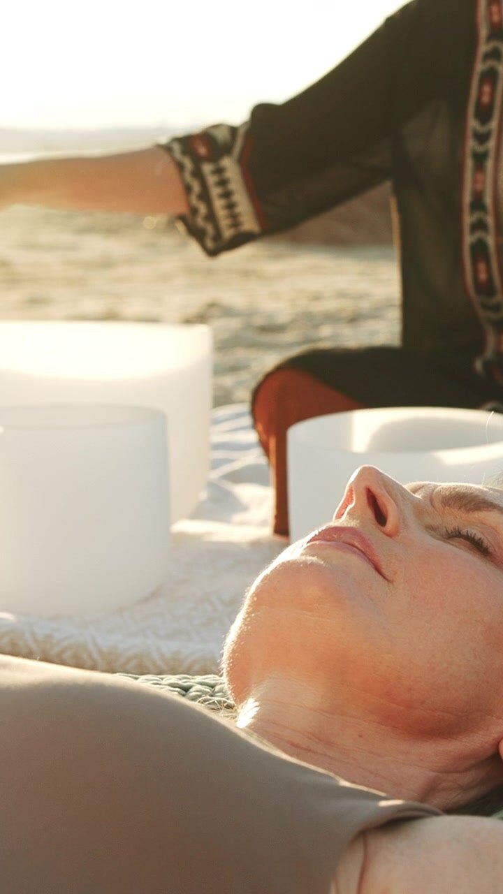 Kvinde Slapper af Under Lydbadsmeditation på Stranden