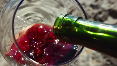 vertiendo vino tinto en un vaso