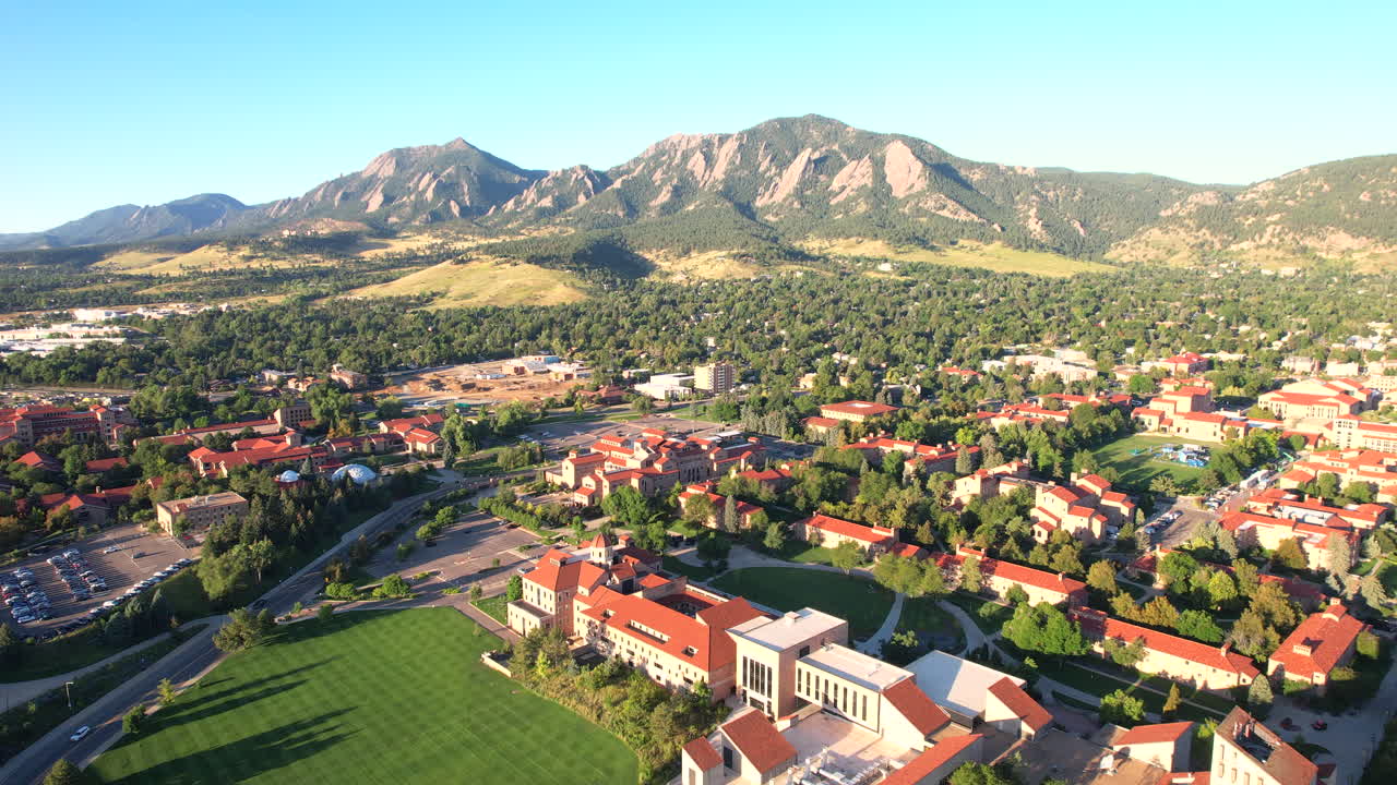 콜로라도 볼더 대학교를 날아다니는 드론, 배경에는 플래티론과 볼더 마을이 있습니다.