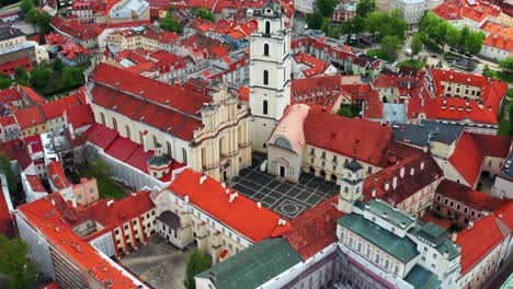 La-Universidad-Más-Antigua-Y-Más-Grande-De-Lituania-En-El-Casco-Antiguo-De-Vilnius