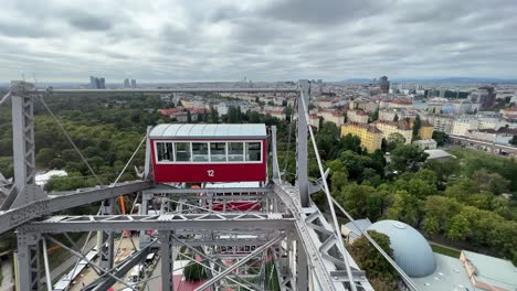 Vista-Desde-El-Volante-En-El-Centro-De-La-Ciudad-Vieja-De-Viena-En-Austria-Desde-Arriba-Filmada-En-4k