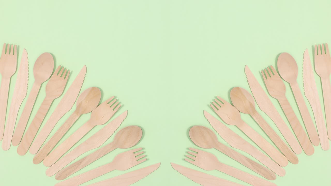 utensilios de comida ecológicos y sin residuos hechos de madera de bambú en dos lados de tema verde.