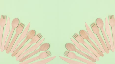 utensilios de comida ecológicos y sin residuos hechos de madera de bambú en dos lados de tema verde.