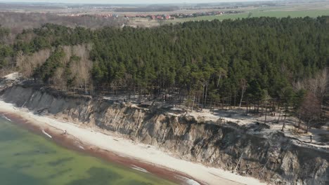 antena: el punto de vista de la gorra del holandés en una duna parabólica en un día soleado y brillante en klaipeda