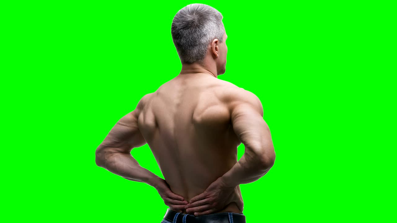 dolor de espalda, inflamación de los riñones, hombre musculoso anciano con dolor de espaldas en fondo verde, clave de croma video 4k