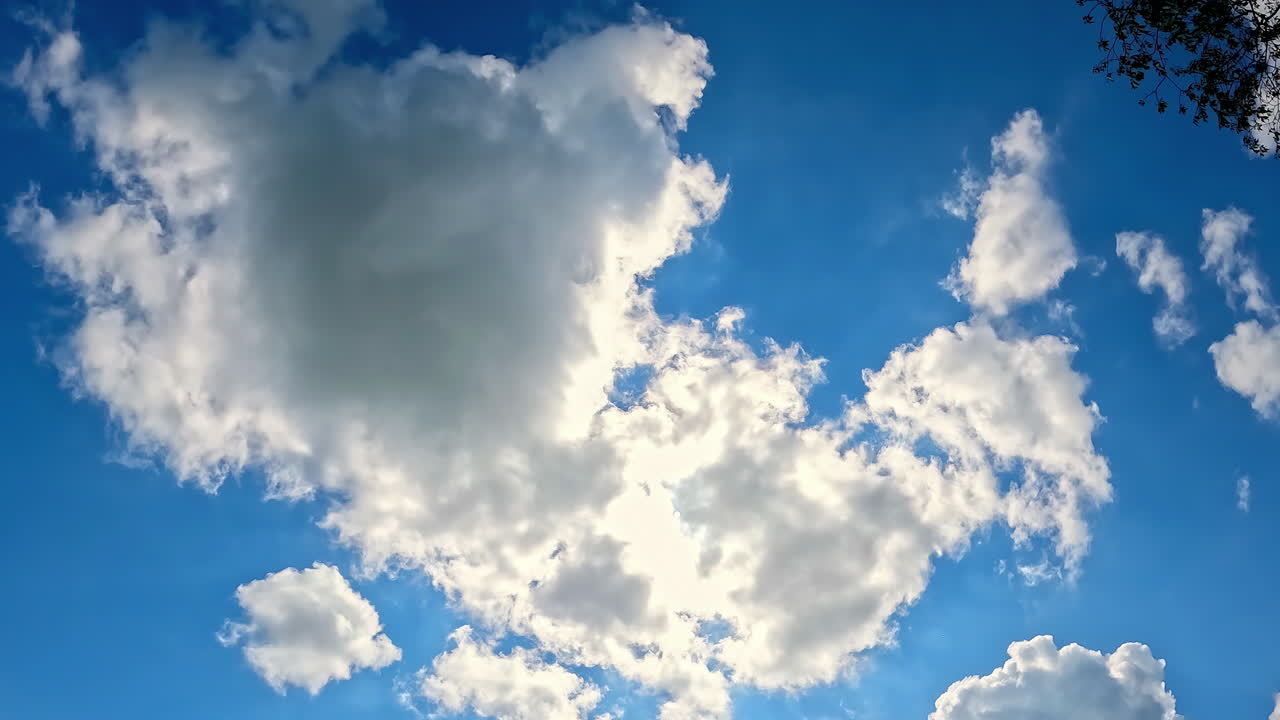 ⁇  구름을 굴리는 파란 하늘을 바라보는 시간 흐름