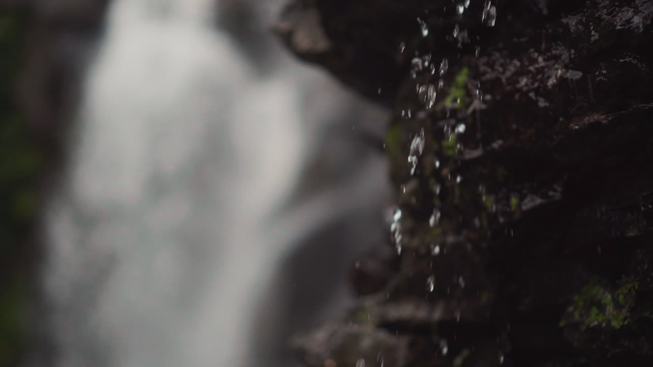 cataratas de agua en las rocas