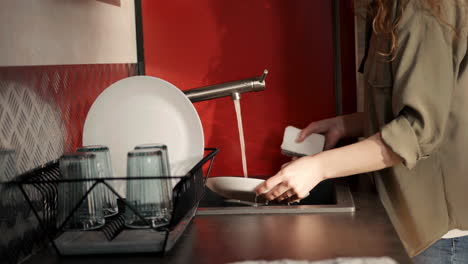Mujer-Está-Lavando-Los-Platos-En-Casa,-Concepto-De-Mantenimiento-Doméstico