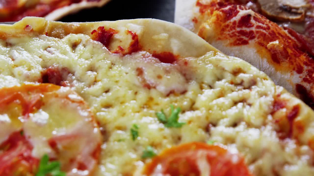 테이블 위에 다양한 피자