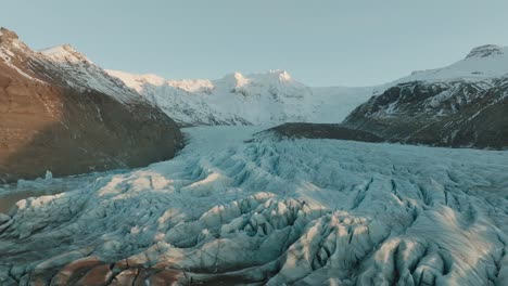 glaciar y cordillera en el fondo