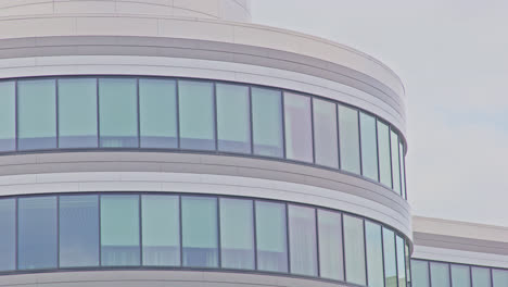 mirando las ventanas del edificio de oficinas en un día nublado