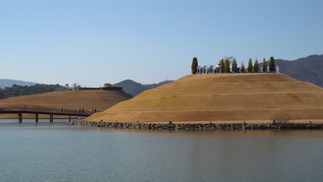 Jardín-Nacional-De-La-Bahía-Suncheonman---Viajeros-Caminando-En-El-Puente-De-Los-Sueños-Hacia-La-Colina-Bonghwa-En-Otoño-En-El-Jardín-Del-Lago