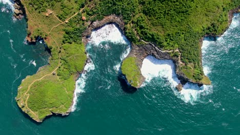 印度尼西亞爪<unk>島的海浪撞擊凱西拉特海岸懸崖的頂部景色