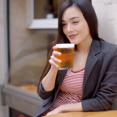 mujer joven relajándose disfrutando de una cerveza