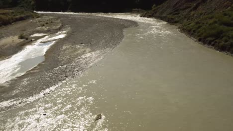 Barro-Traído-Por-El-Río-Causado-Por-Fuertes-Lluvias