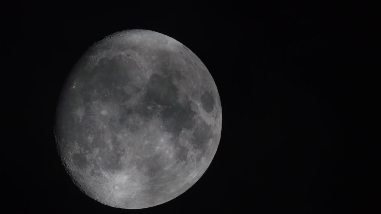A Lua sobre o céu escuro, nuvens passando
