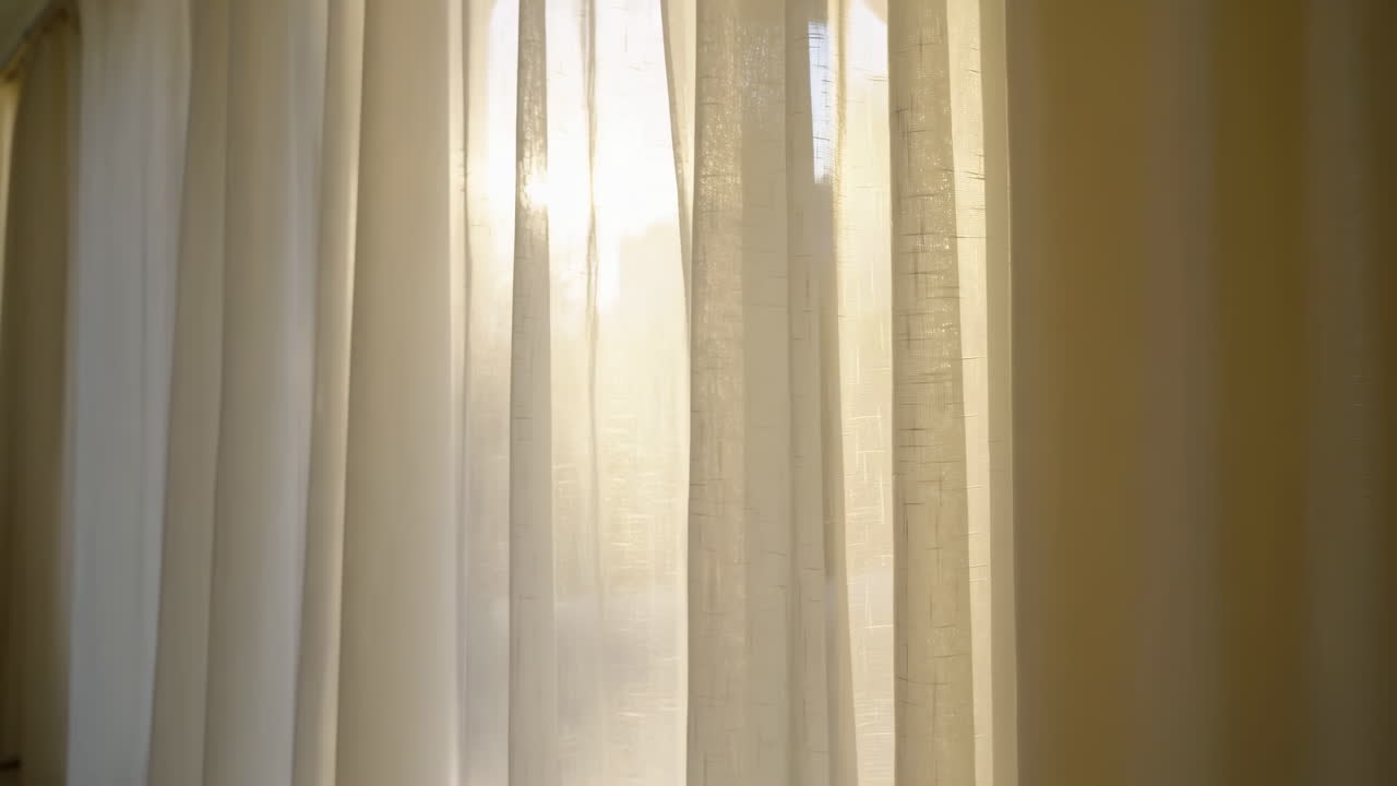 Luce solare soffusa che illumina tende trasparenti bianche