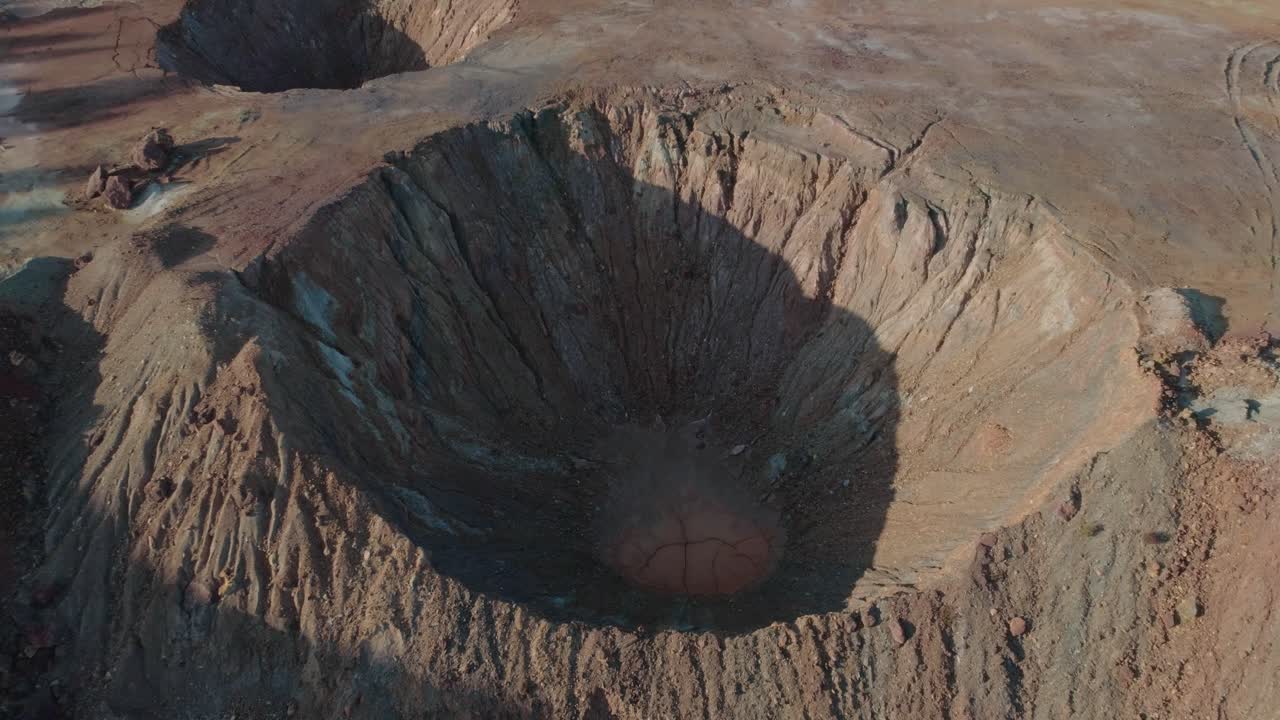 Luchtfoto van een krater overdag