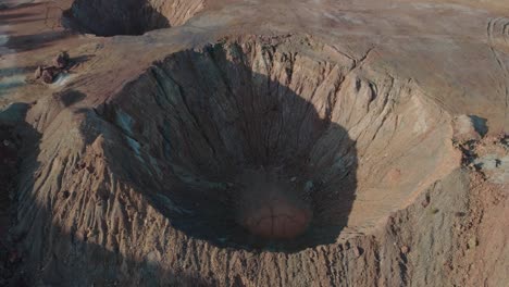 在白天看到火山口的空中景色