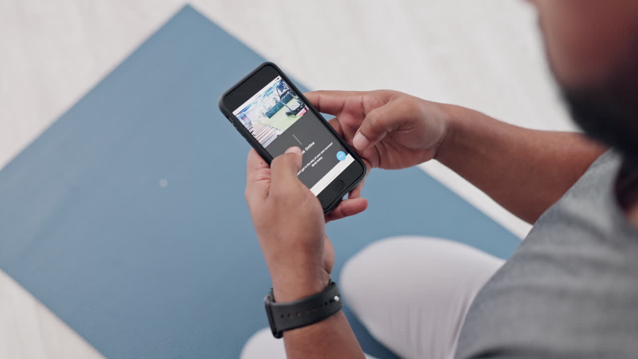 manos, pantalla de teléfono y desplazarse en el gimnasio