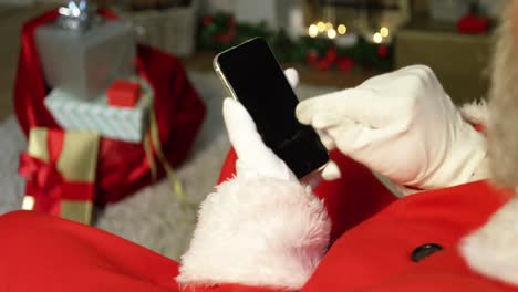 Nahaufnahme-Des-Weihnachtsmanns,-Der-Sein-Mobiltelefon-Benutzt