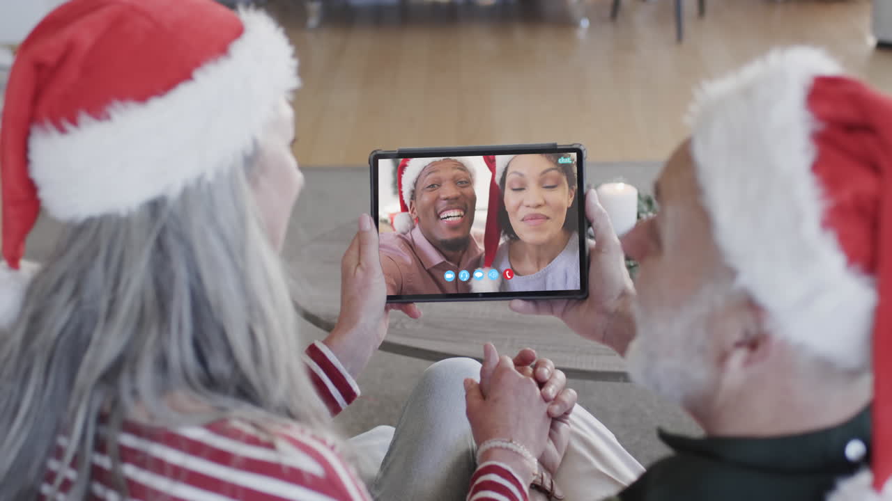 dos parejas felices con tabletas de navidad llamada de video, cámara lenta