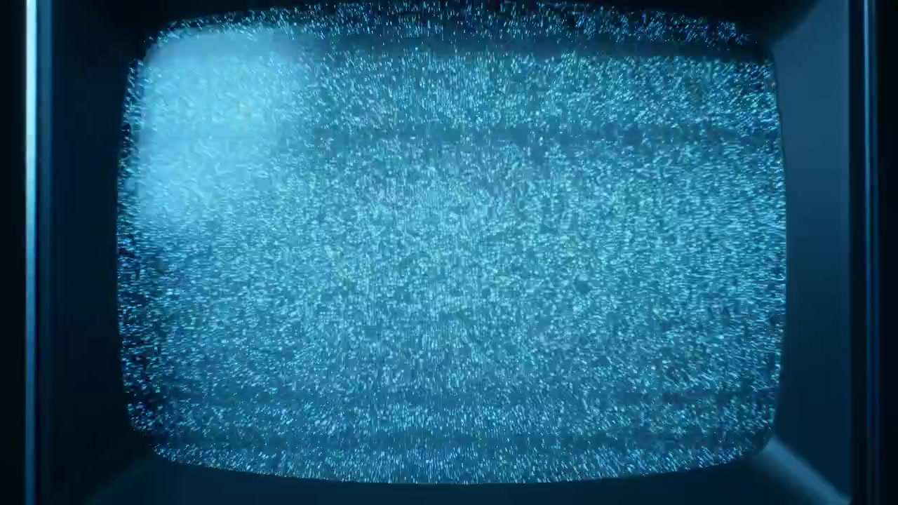 Kavisli eski CRT televizyon ekranı, parlaklığı dalgalanan yoğun parazitle görüntüyü doldururken, renk tonu soğuk camgöbeği-maviden sıcak mora doğru kayarak nostaljik bir elektronik sinyal oluşturuyor.
