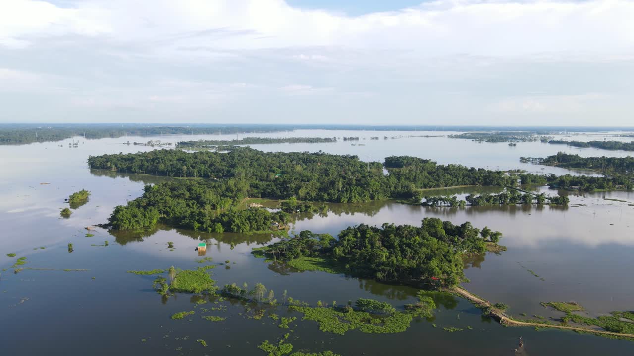 área de tierra inundada de campo sumergida en agua de inundación