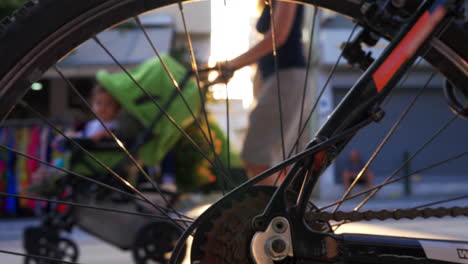 vista a través de la rueda de la bicicleta a la calle y la llamarada del sol